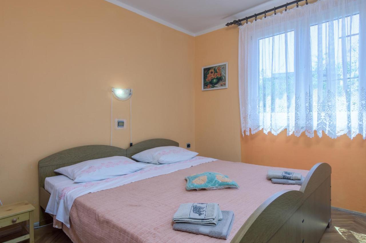Apartments With A Parking Space Pula - 16053 Exterior photo